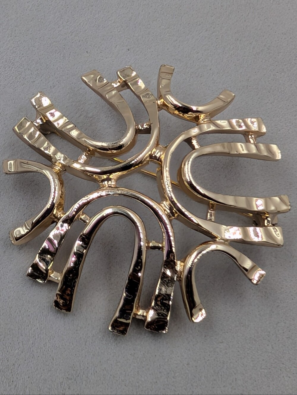 Sarah Coventry Sea Sprite Abstract Brooch Gold Tone 1972 EUC 0337